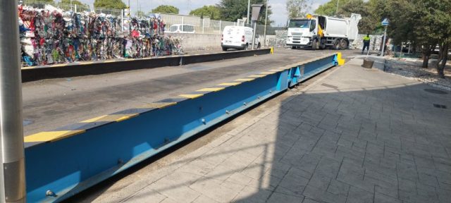 Báscula de camiones instalada en zona industrial